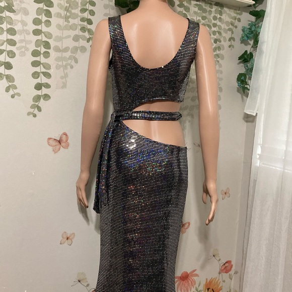 Holographic Cut-Out Maxi Dress - Picture 14 of 16